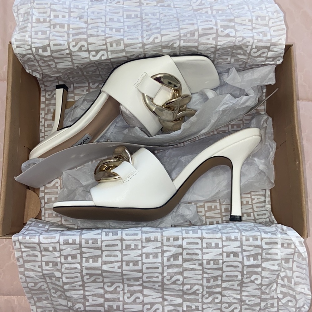 Steve Madden White Heels with Gold Chain - Picture 4 of 4